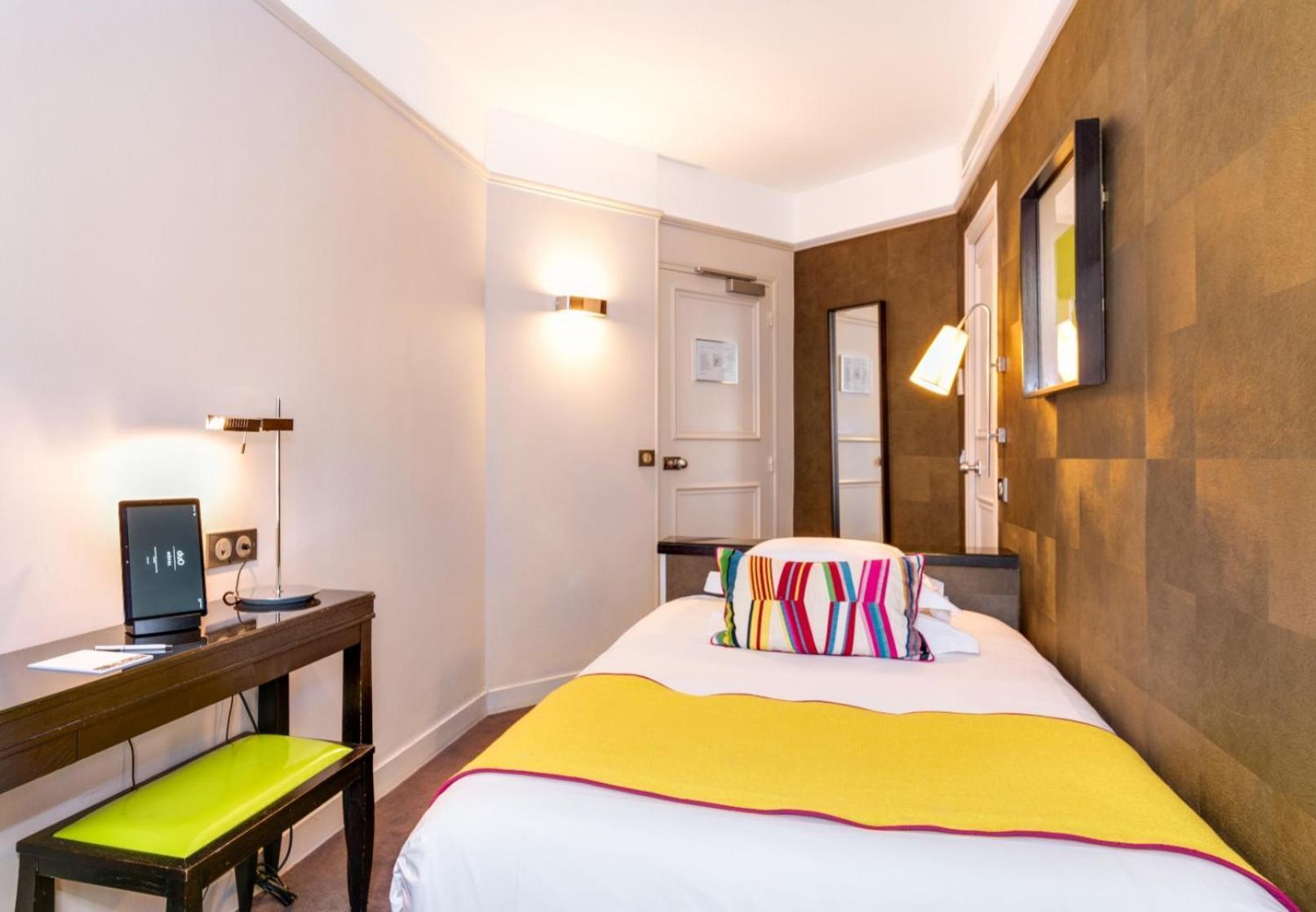 Empress Madani Palace Hotel Surrey Ngoại thất bức ảnh